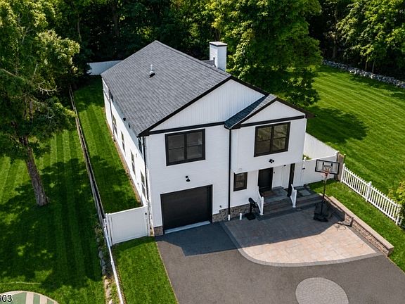 5th image of 151 Kiel Ave