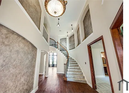5 bed, 4864 sqft, $5,300 — Photo 3
