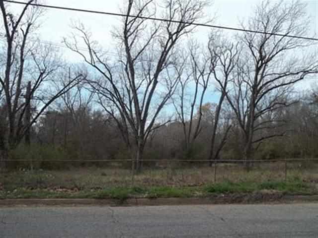 2nd image of 2500 E Houston St