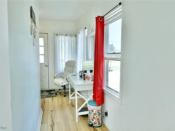 5th image of 252 E Main St