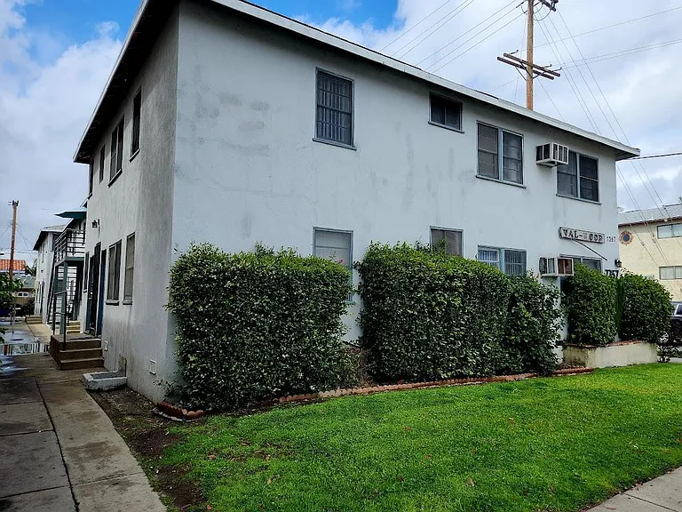 7357 Woodman Ave — Photo 11