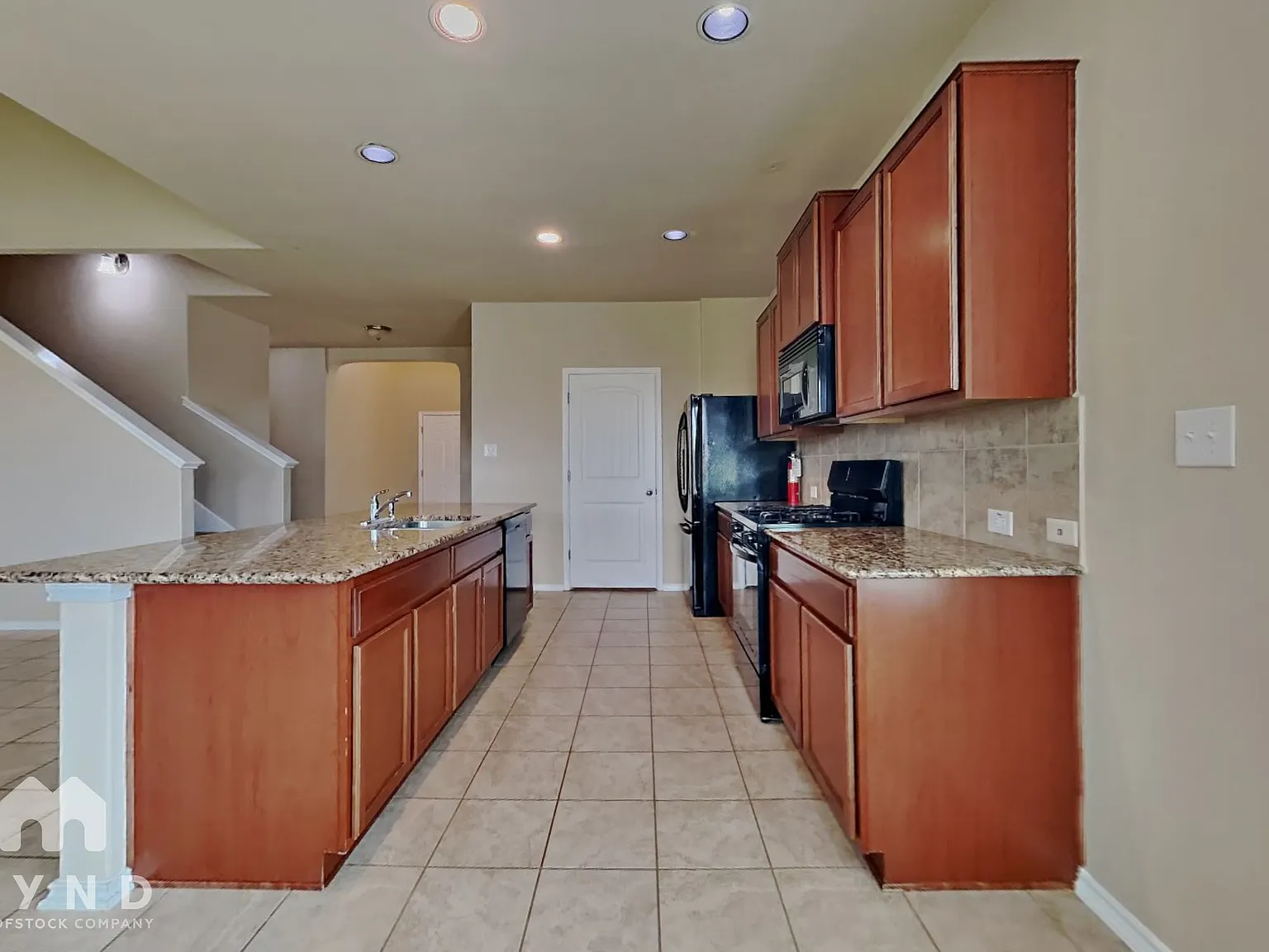 4 bed, 2.5 bath, 2360 sqft, $1,995 — Photo 4