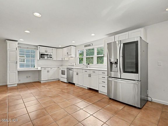3rd image of 19 Old Club House Rd