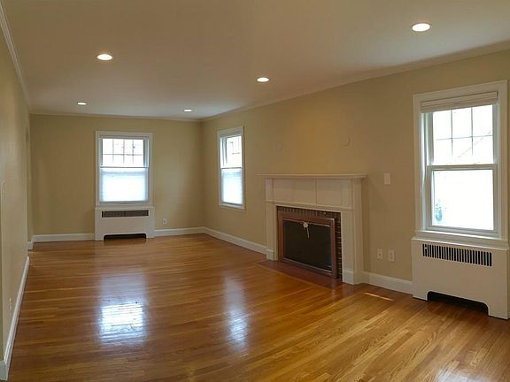 4th image of 115 Winn St