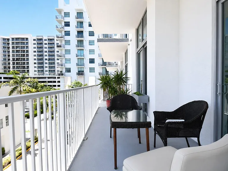2100 Van Buren St #421 — Photo 17