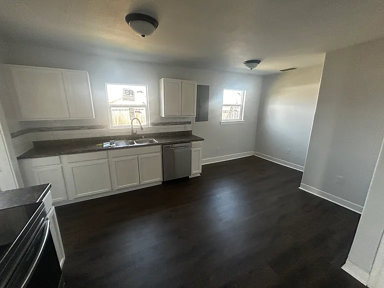 1742 Victoria St — Photo 5