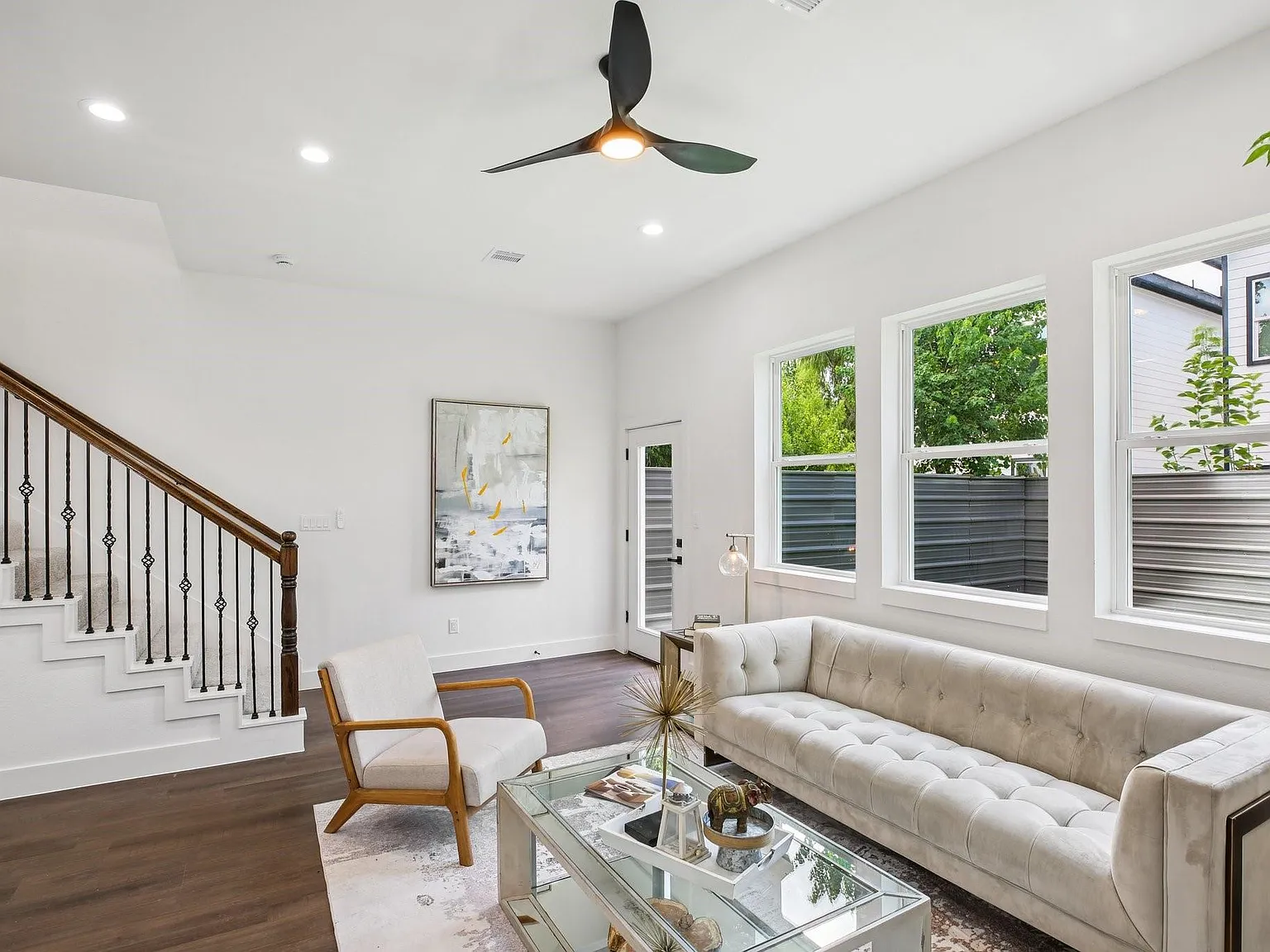 3 bed, 3.5 bath, 1921 sqft, $2,500 — Photo 3