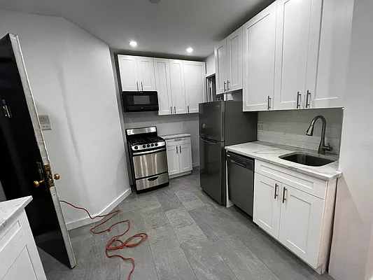 Rented by Salon Realty Corp | media 10