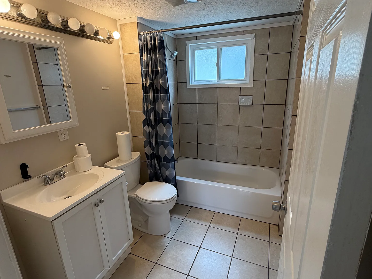 2 bed, $1,100 — Photo 4