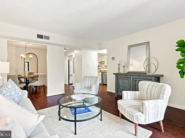 805 N Howard St APT 121, Alexandria, VA 22304