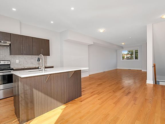 2nd image of 940 Woodroffe Ave Unit 1