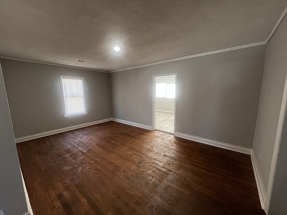 3rd image of 3581 Fairmont Ave