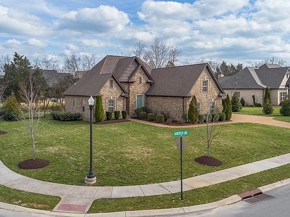 2nd image of 901 Larkspur Ln