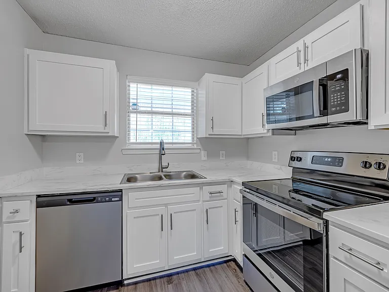 Lakeview Oaks Townhomes — Photo 19