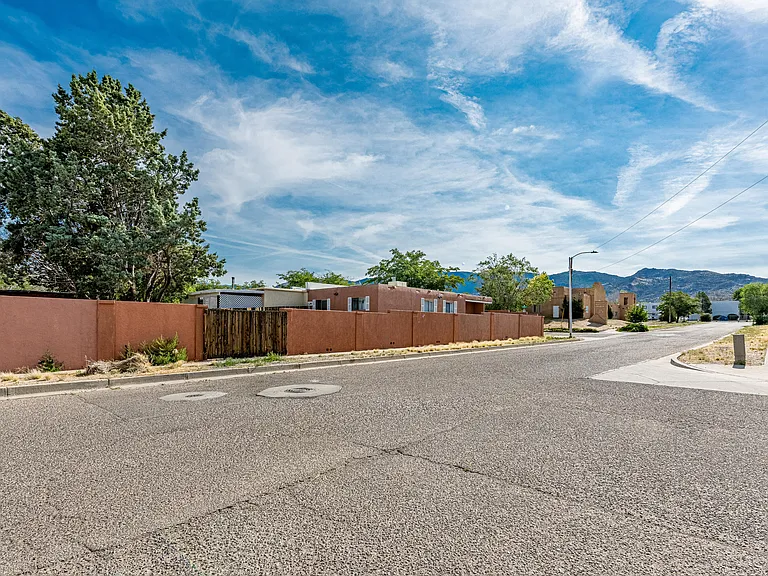 201 Burma Dr NE — Photo 37