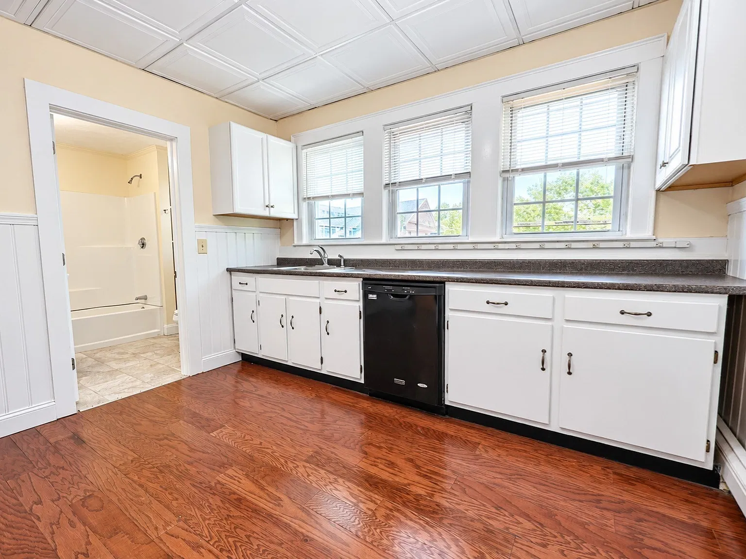 4 bed, 1.0 bath, 1575 sqft, $3,395 — Photo 3