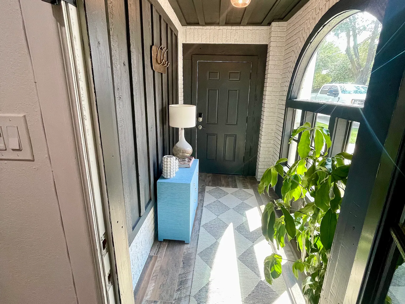 5 bed, 2308 sqft, $4,200 — Photo 2