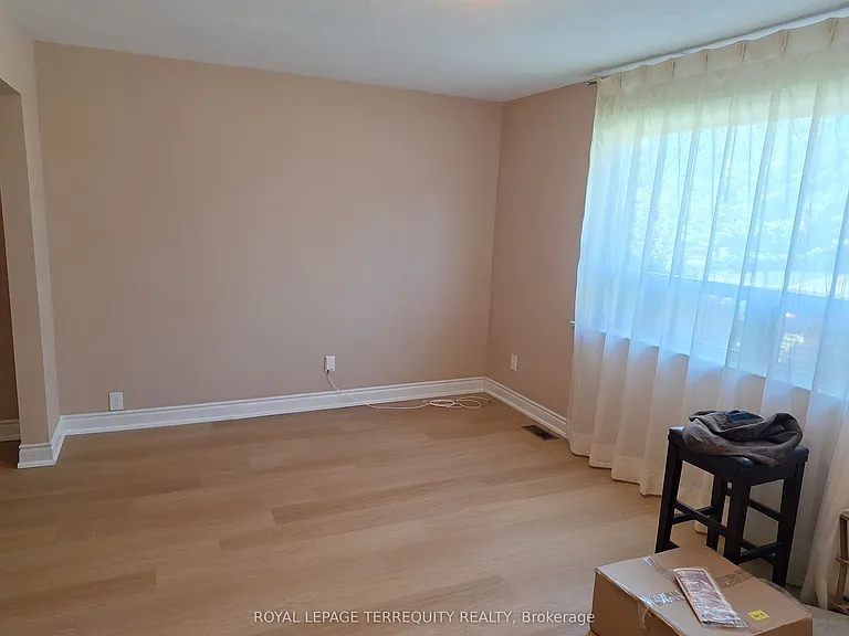 17 Compton Cres — Photo 5