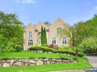 19 Manor Rd, Mahwah, NJ 07430