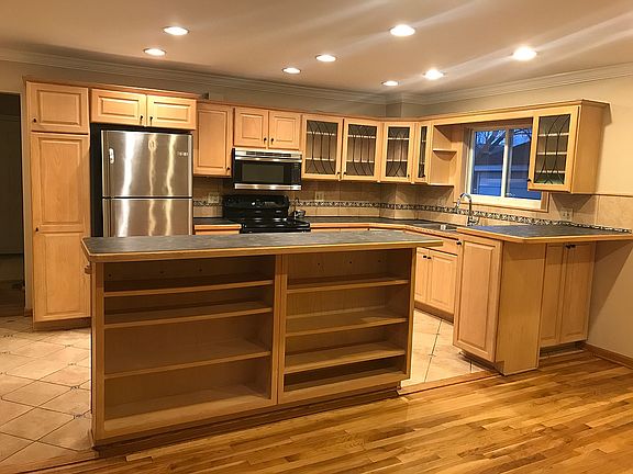 2nd image of 25680 Greenlawn Ct
