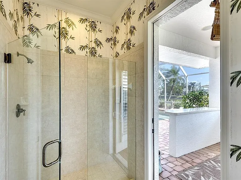 2nd bathroom/pool bathroom