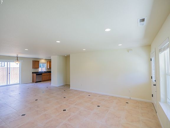 4th image of 4000 NE 109th Cir