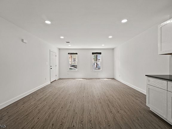 5th image of 113 Marshall St