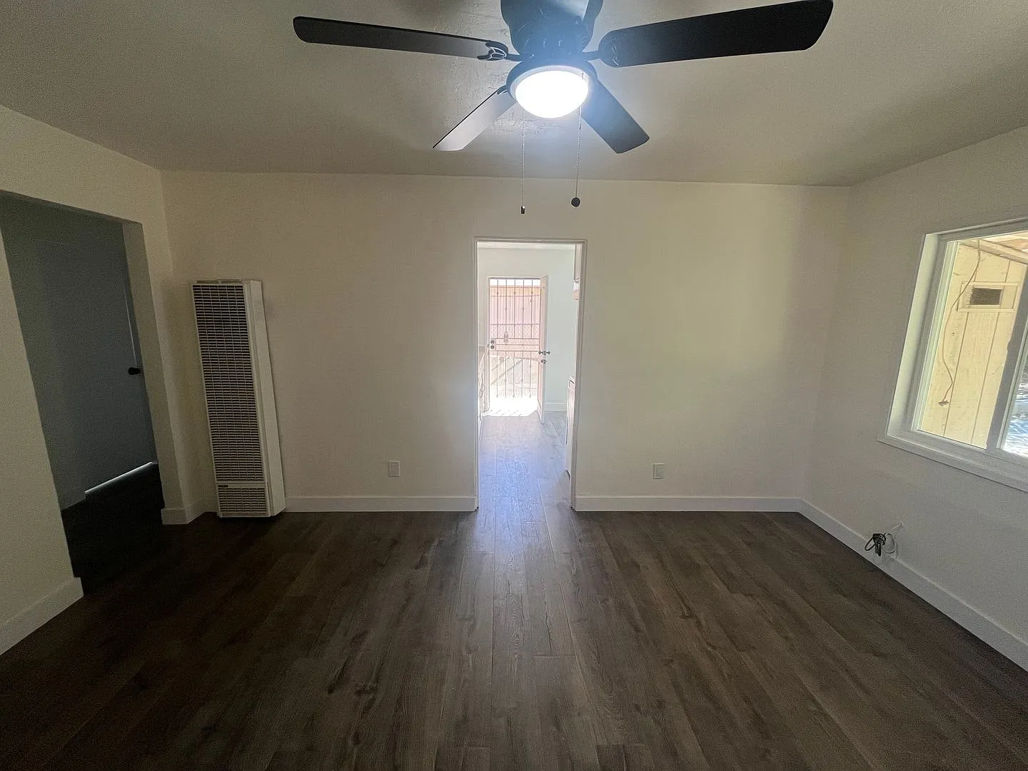 2 Bedroom, 1 Bathroom Roseville Cottage for Lease. — Photo 4