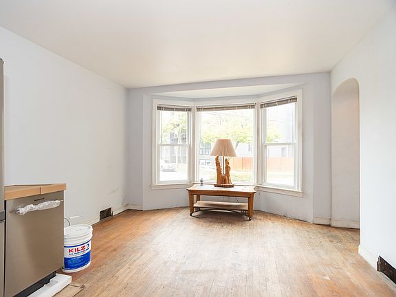 3rd image of 5812 N Richmond St