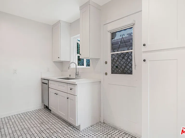2308 1/2 Pisani Pl — Photo 8