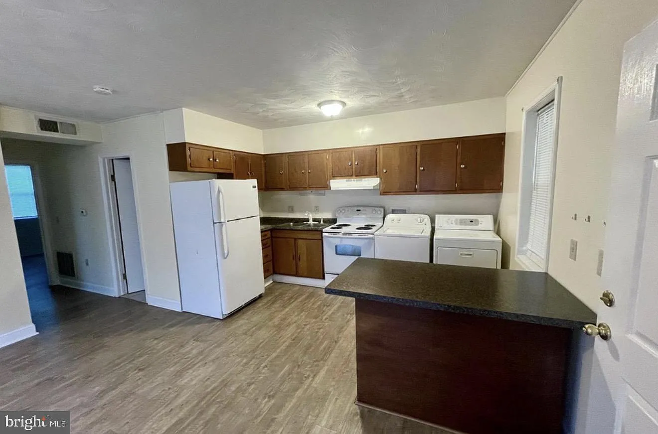 2 bed, 1.0 bath, 1100 sqft, $1,350 — Photo 3