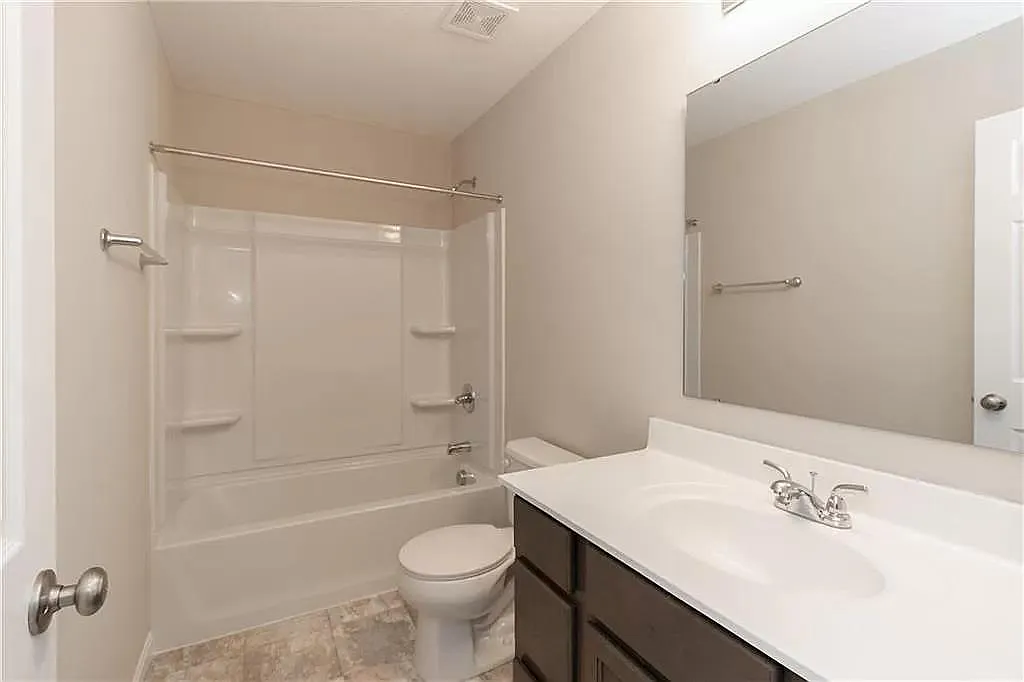 3 bed, 2851 sqft, $2,350 — Photo 2