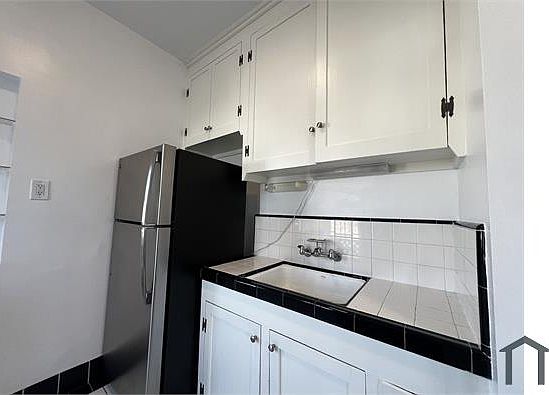 5th image of 639 N Spaulding Ave #A