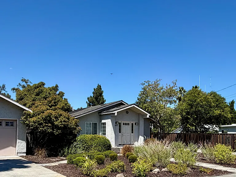 951 Crockett Ave — Photo 2