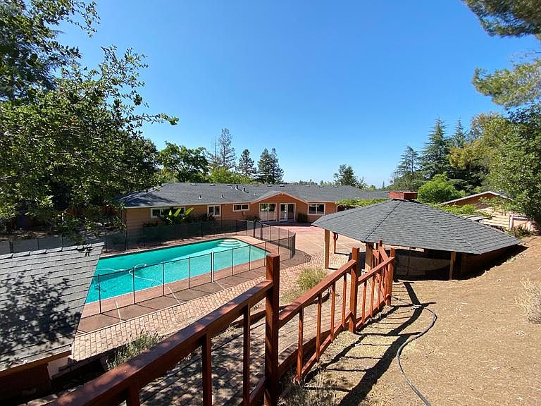 1st image of 25600 Fernhill Dr
