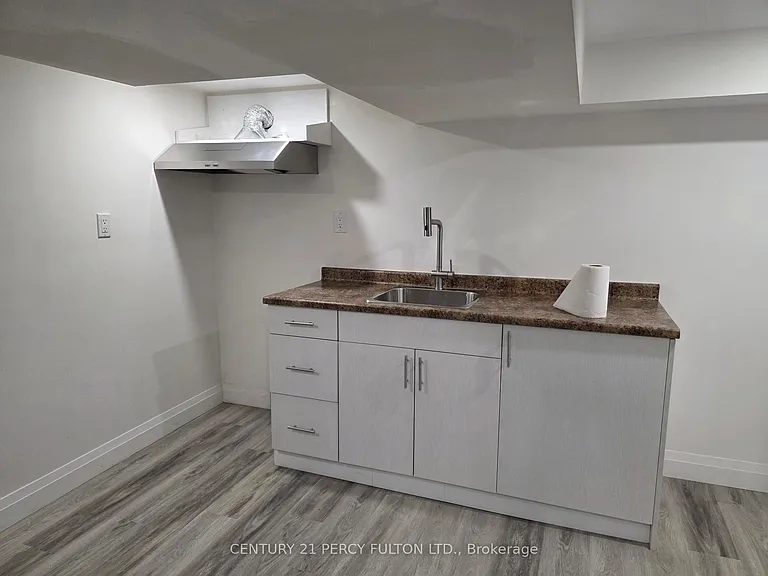 15 Ottawa St S — Photo 1