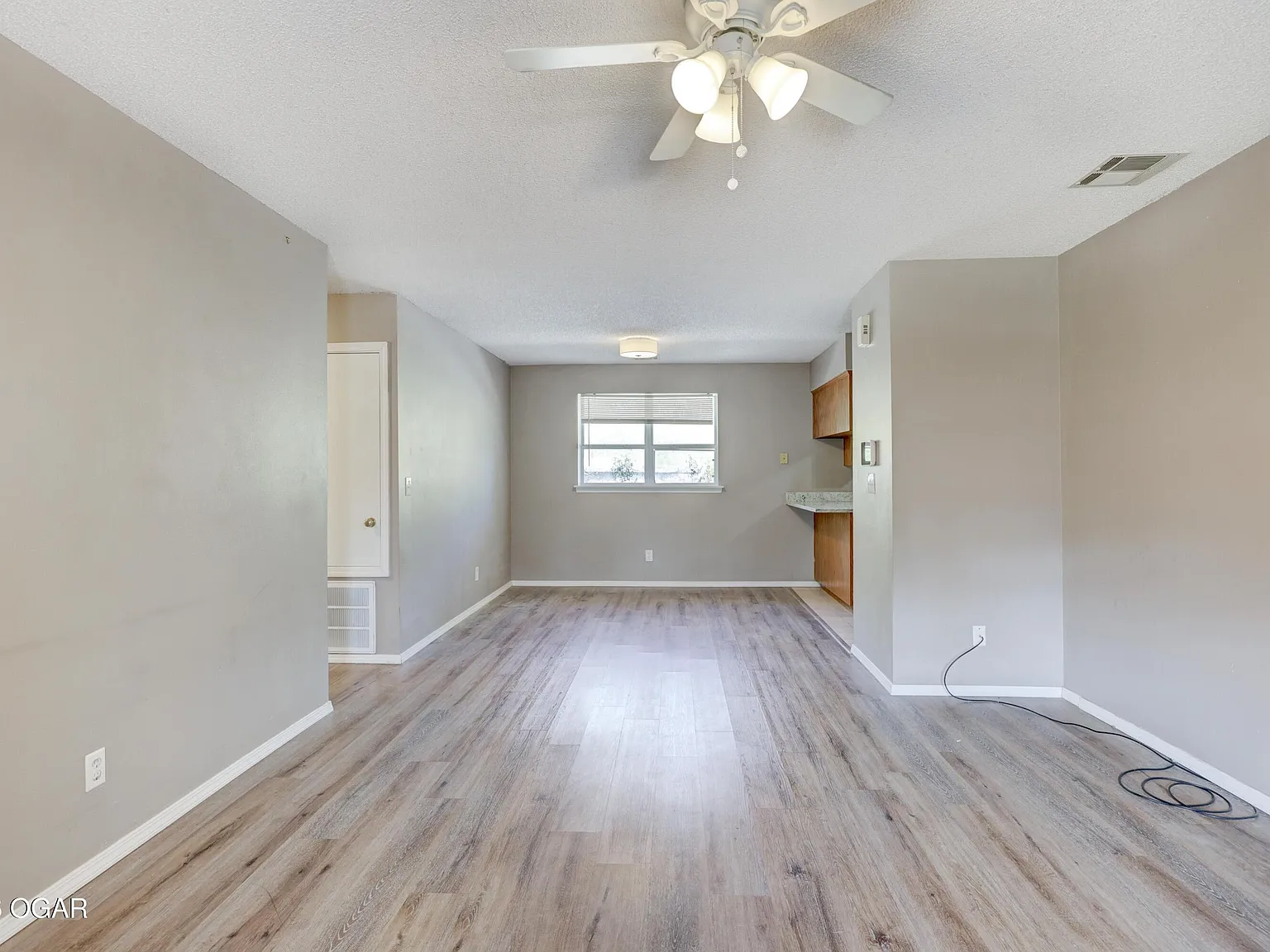 2 bed, 1.5 bath, 1020 sqft, $1,195 — Photo 3