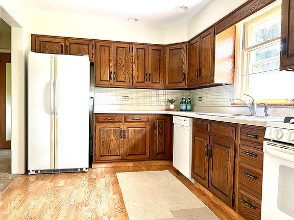 3rd image of 4633 Oakwood Ave