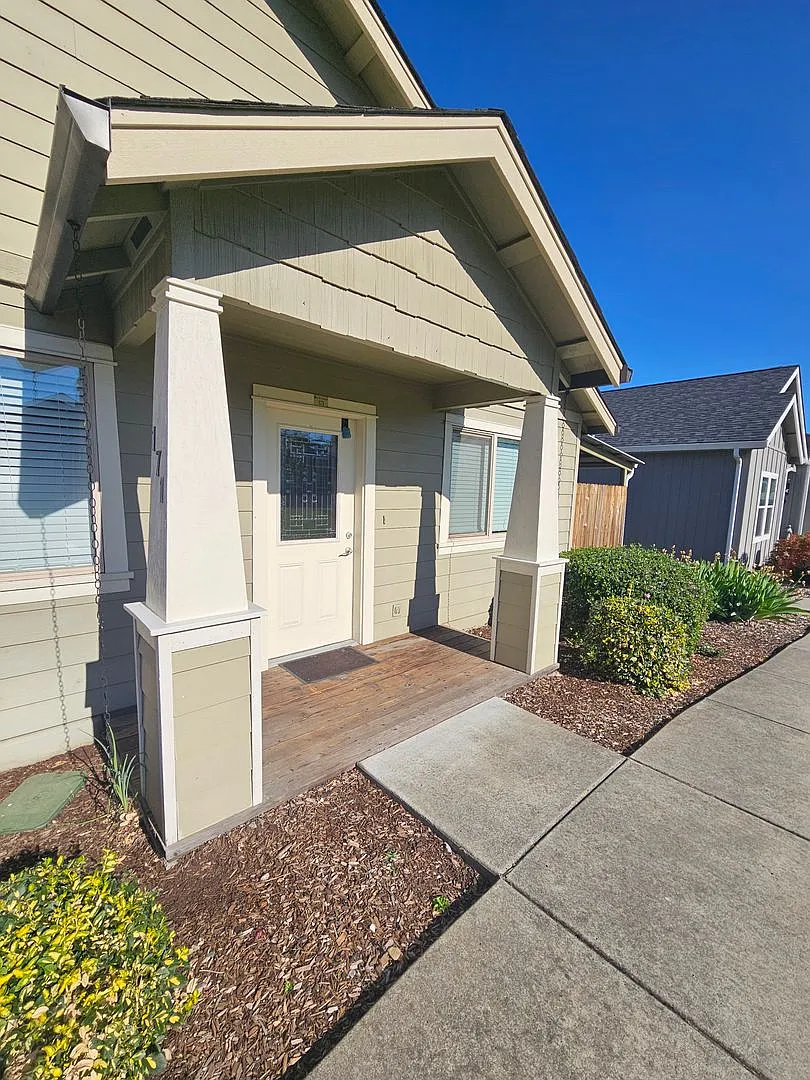 1911002 — Photo 2