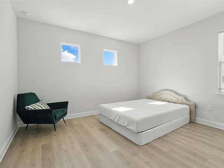 16008 Volterra Point — Photo 31