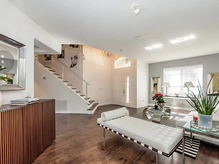 10729 Mottram Point — Photo 3
