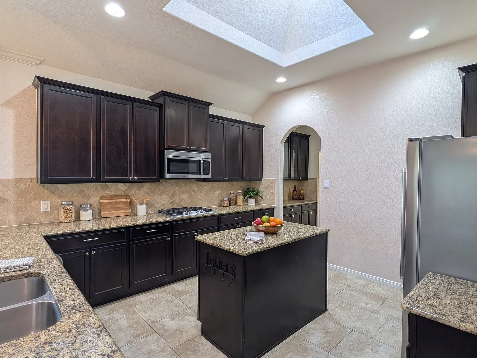 3 bed, 2.5 bath, 2361 sqft, $2,300 — Photo 4