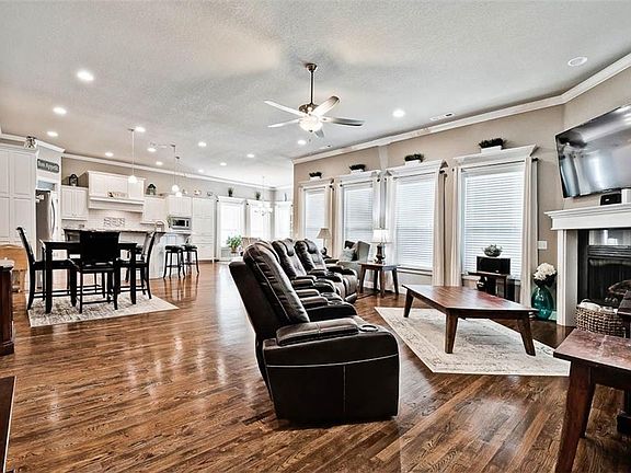 3rd image of 6002 W Sommerset St