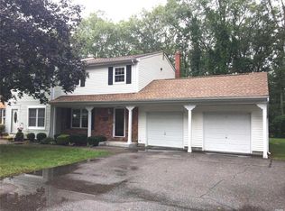 20 Stockton Cmns, Yaphank, NY 11980