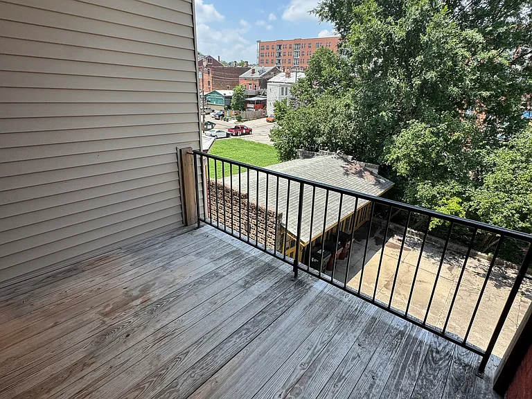 313 W 6th St #5 — Photo 7