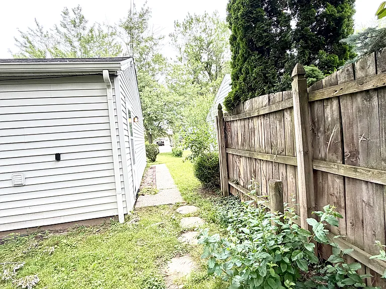 33 Campus Dr N — Photo 19