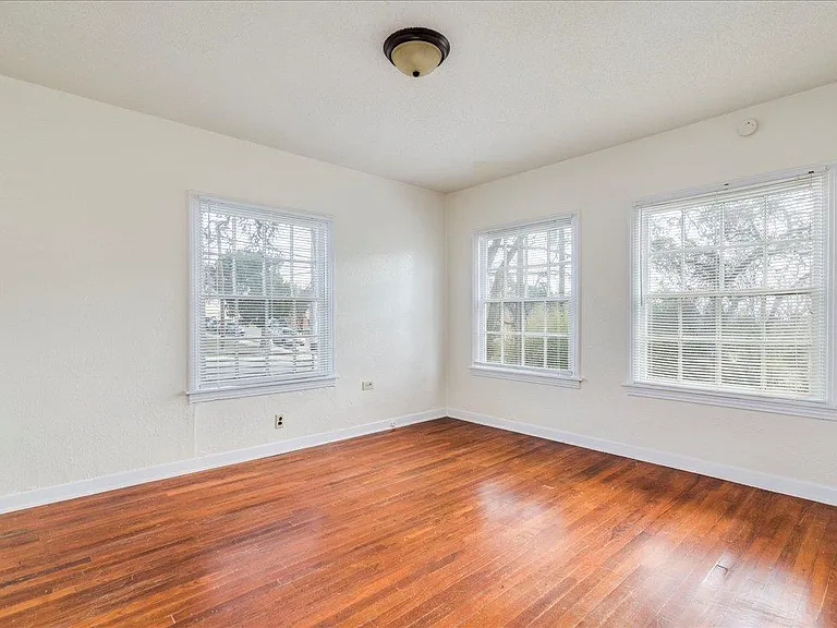 1119 N Lbj Dr — Photo 17