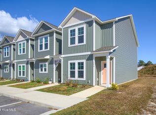 600 Jacks Crossing Dr, Hubert, NC 28539