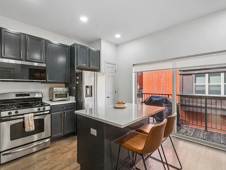2504 S Calumet Ave — Photo 8