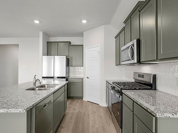 5th image of 415 Epiphany Ln